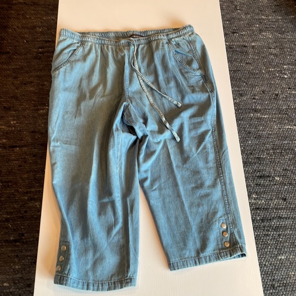 Waist 20-23” rise 13 inches inseam 20 inches cute little buttons detail on Leg - Picture 5 of 10